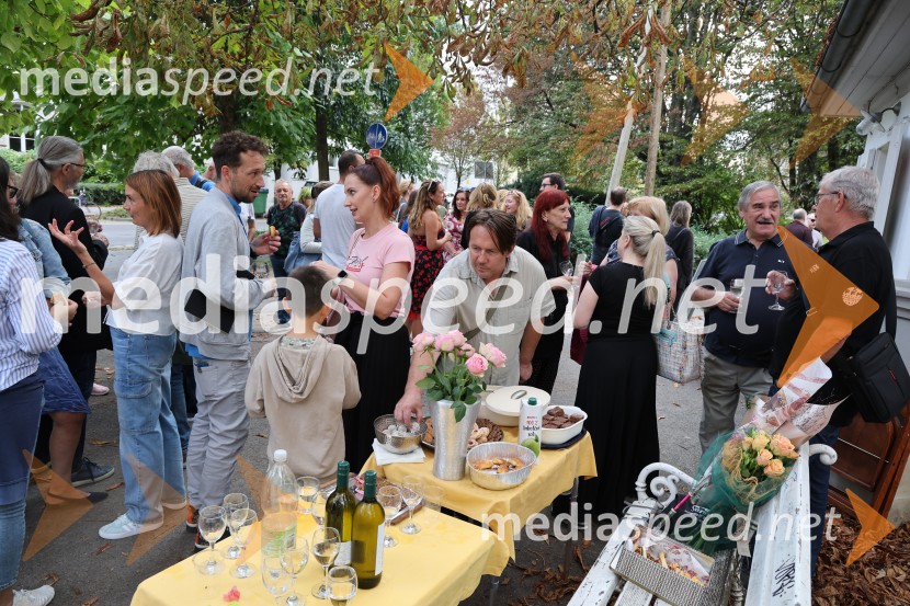 Otvoritev razstave Maje Modrinjak v Trafiki ob parku