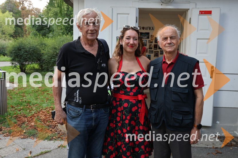  ... ;  Maja Modrinjak, Fotografinja;  ... Otvoritev razstave Maje Modrinjak v Trafiki ob parku