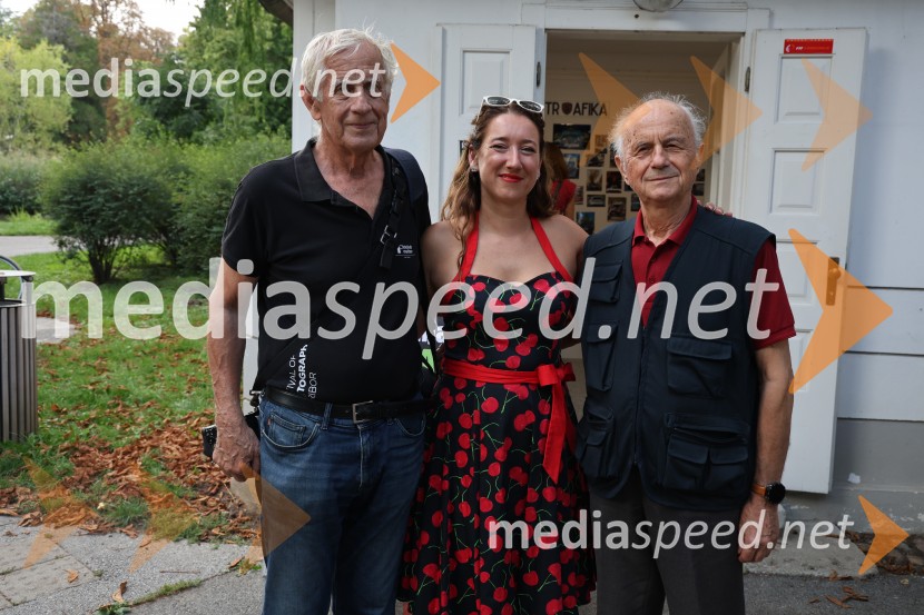  ... ;  Maja Modrinjak, fotografinja;  ... Otvoritev razstave Maje Modrinjak v Trafiki ob parku