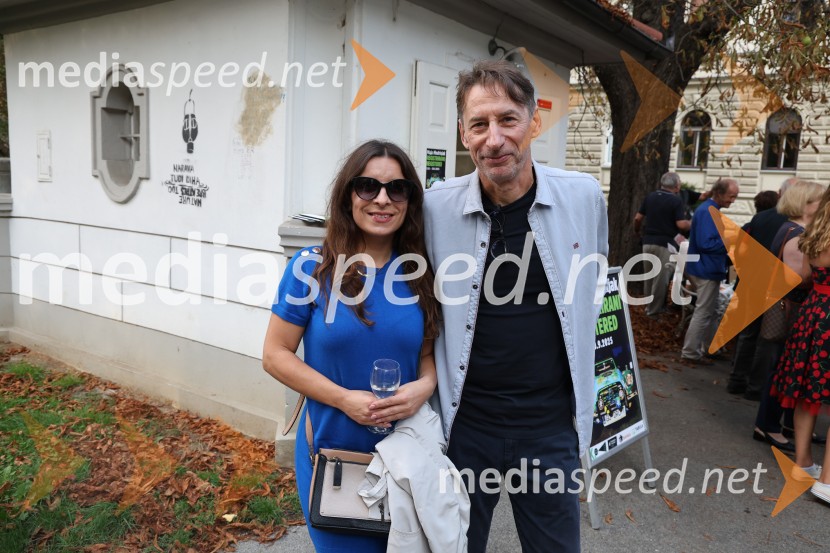  Jana Ujčič, novinarka;  ... Otvoritev razstave Maje Modrinjak v Trafiki ob parku