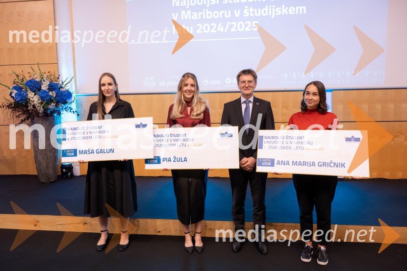  Maša Galun;  Pia Žula, najboljša študentka Univerze v Mariboru 2024/2025; prof. dr. Zdravko Kačič, rektor Univerze v Mariboru;  Ana Marija GričnikNajboljša študentka Univerze v Mariboru je Pia Žula