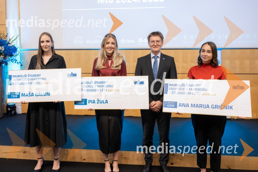  Maša Galun;  Pia Žula, najboljša študentka Univerze v Mariboru 2024/2025; prof. dr. Zdravko Kačič, rektor Univerze v Mariboru;  Ana Marija GričnikNajboljša študentka Univerze v Mariboru je Pia Žula