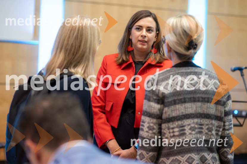  Nomi  Hrast , prorektorica za študentska vprašanja Univerze v MariboruNajboljša študentka Univerze v Mariboru je Pia Žula