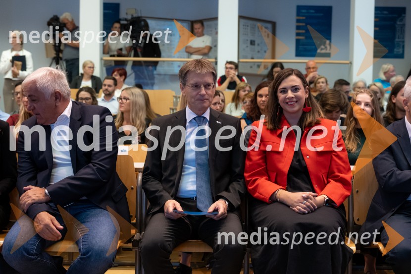 prof. dr. Zdravko Kačič, rektor Univerze v Mariboru;  Nomi  Hrast , prorektorica za študentska vprašanja Univerze v MariboruNajboljša študentka Univerze v Mariboru je Pia Žula