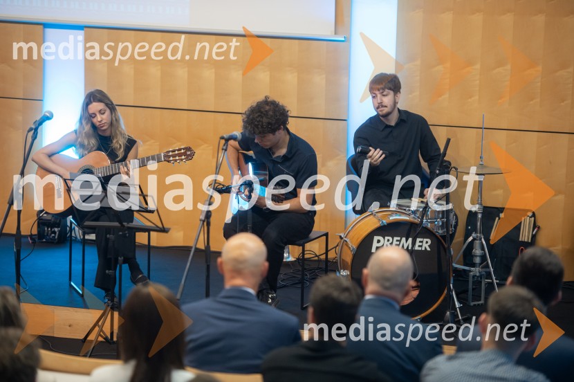 Najboljša študentka Univerze v Mariboru je Pia Žula