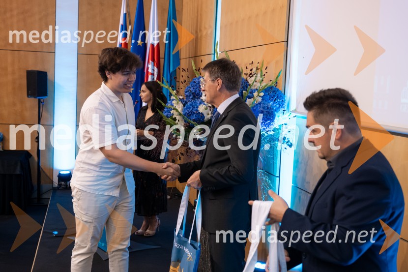 Najboljša študentka Univerze v Mariboru je Pia Žula