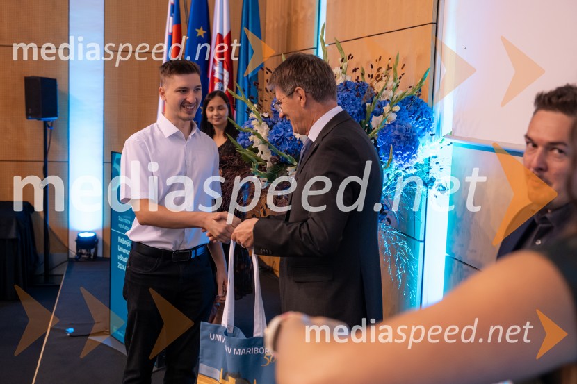 Najboljša študentka Univerze v Mariboru je Pia Žula