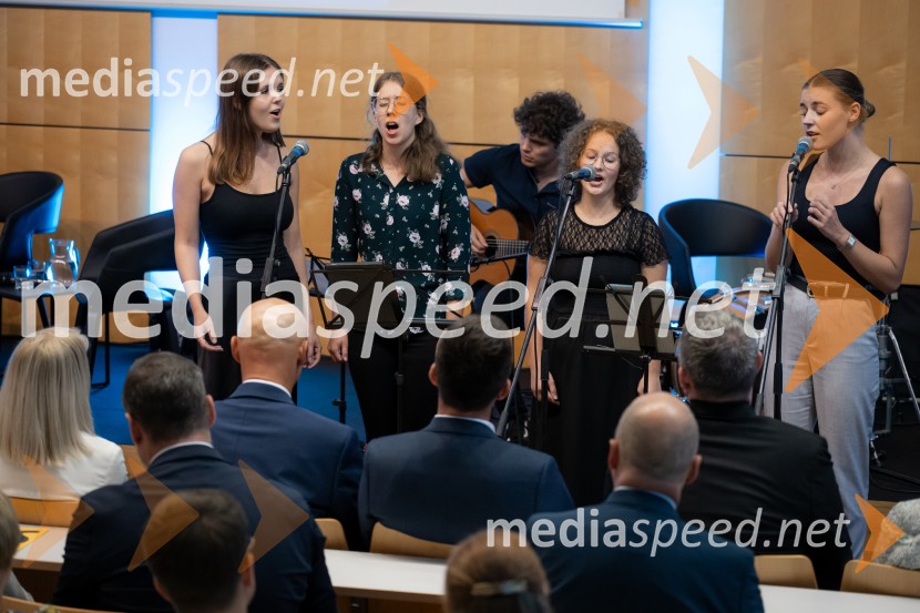 Univerza v Mariboru ob 50-letnici predstavila znanstveno monografijo in poštno znamko