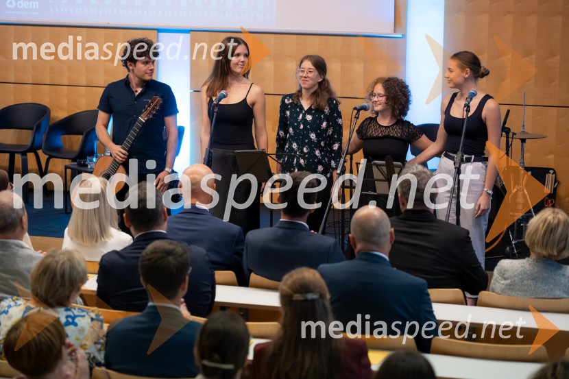 Univerza v Mariboru ob 50-letnici predstavila znanstveno monografijo in poštno znamko