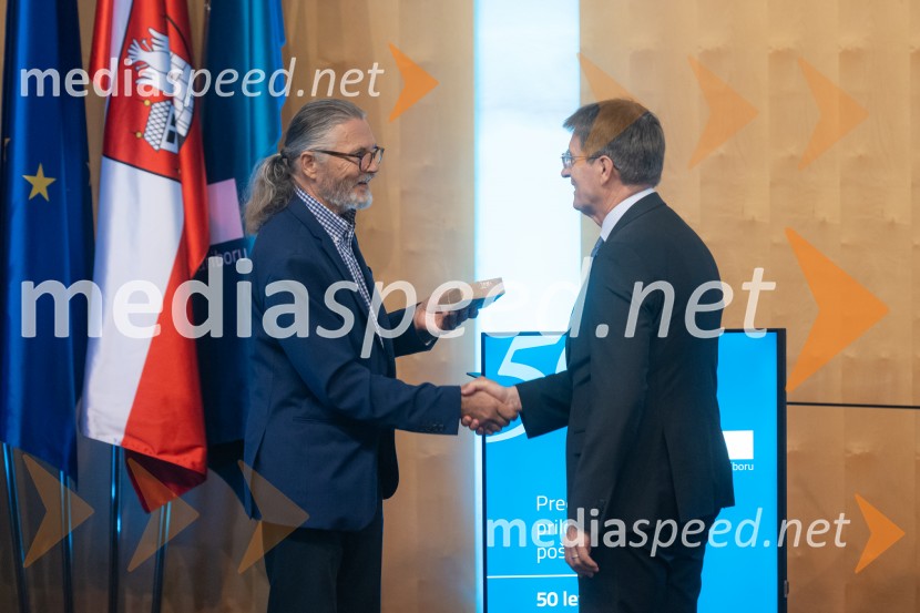  Bojan  Bračič , Filatelistična zveza Slovenije; prof. dr. Zdravko Kačič, rektor Univerze v MariboruUniverza v Mariboru ob 50-letnici predstavila znanstveno monografijo in poštno znamko