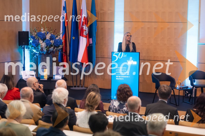 Univerza v Mariboru ob 50-letnici predstavila znanstveno monografijo in poštno znamko