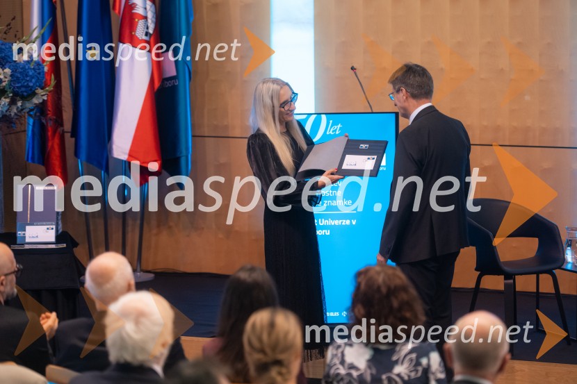  Simona   Koser Šavora, marketing, Pošta Slovenije; prof. dr. Zdravko Kačič, rektor Univerze v MariboruUniverza v Mariboru ob 50-letnici predstavila znanstveno monografijo in poštno znamko