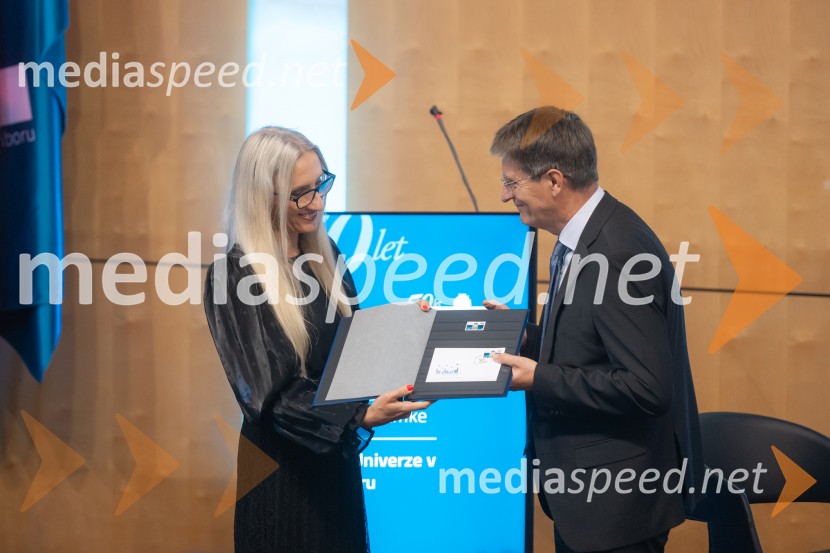  Simona   Koser Šavora, marketing, Pošta Slovenije; prof. dr. Zdravko Kačič, rektor Univerze v MariboruUniverza v Mariboru ob 50-letnici predstavila znanstveno monografijo in poštno znamko