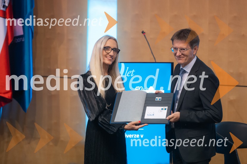  Simona   Koser Šavora, marketing, Pošta Slovenije; prof. dr. Zdravko Kačič, rektor Univerze v MariboruUniverza v Mariboru ob 50-letnici predstavila znanstveno monografijo in poštno znamko