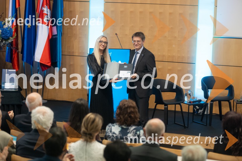  Simona   Koser Šavora, marketing, Pošta Slovenije; prof. dr. Zdravko Kačič, rektor Univerze v MariboruUniverza v Mariboru ob 50-letnici predstavila znanstveno monografijo in poštno znamko