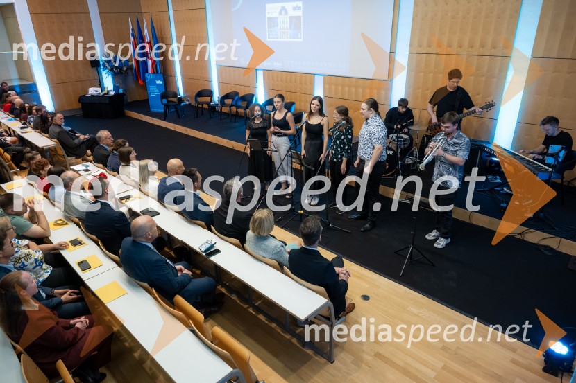 Univerza v Mariboru ob 50-letnici predstavila znanstveno monografijo in poštno znamko