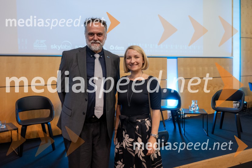 red. prof. dr. Gorazd Meško, predsednik Upravnega odbora UM;  Alenka Ribič, služba za odnose z javnostmi, Univerza v MariboruUniverza v Mariboru ob 50-letnici predstavila znanstveno monografijo in poštno znamko