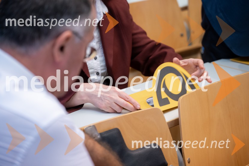 Univerza v Mariboru ob 50-letnici predstavila znanstveno monografijo in poštno znamko