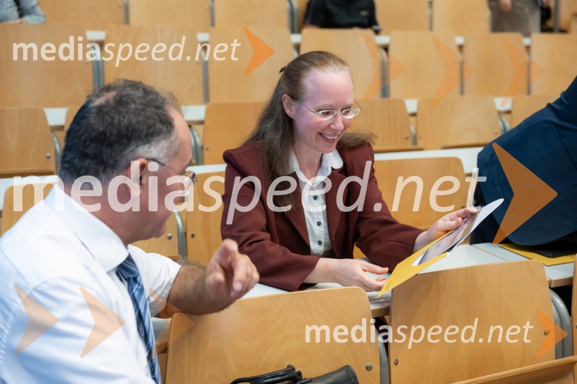 Univerza v Mariboru ob 50-letnici predstavila znanstveno monografijo in poštno znamko