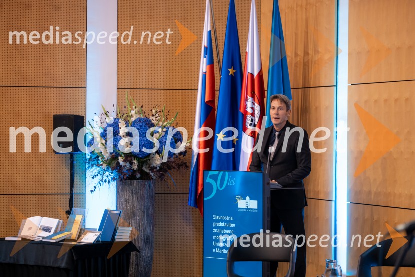 Univerza v Mariboru ob 50-letnici predstavila znanstveno monografijo in poštno znamko