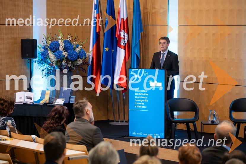 prof. dr. Zdravko Kačič, rektor Univerze v MariboruUniverza v Mariboru ob 50-letnici predstavila znanstveno monografijo in poštno znamko
