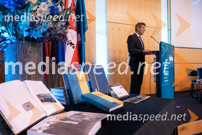 prof. dr. Zdravko Kačič, rektor Univerze v MariboruUniverza v Mariboru ob 50-letnici predstavila znanstveno monografijo in poštno znamko