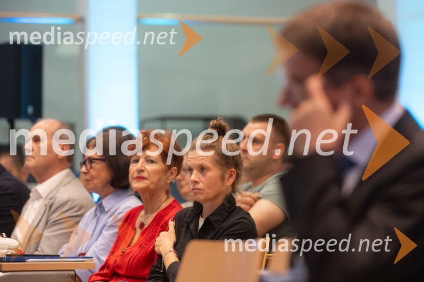  ... ;  Staša Prah, dramaturginjaUniverza v Mariboru ob 50-letnici predstavila znanstveno monografijo in poštno znamko