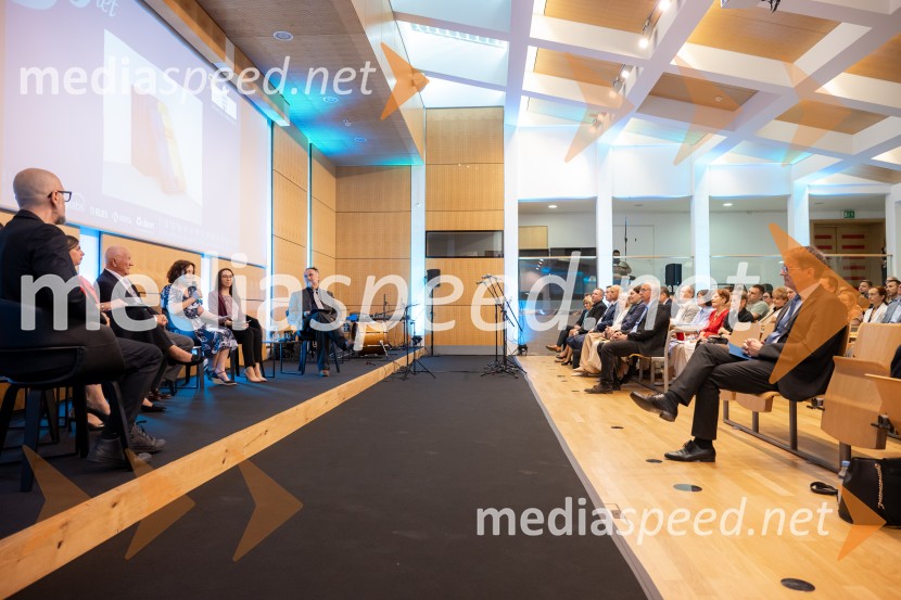 Univerza v Mariboru ob 50-letnici predstavila znanstveno monografijo in poštno znamko