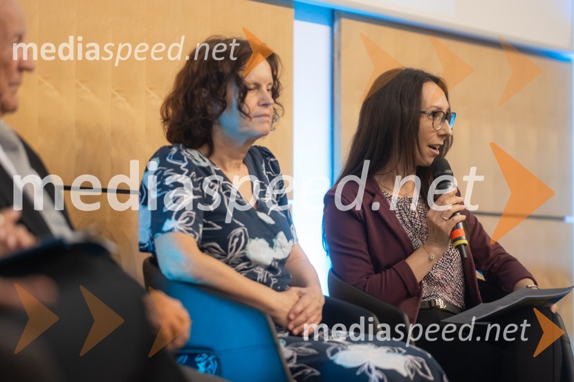 prof. dr. Zorka Novak Pintarič, predavateljica Fakultete za kemijo in kemijsko tehnologijo UM; Izr. prof. dr.  Natalija Ulčnik, Filozofska fakulteta, Univerza v MariboruUniverza v Mariboru ob 50-letnici predstavila znanstveno monografijo in poštno znamko