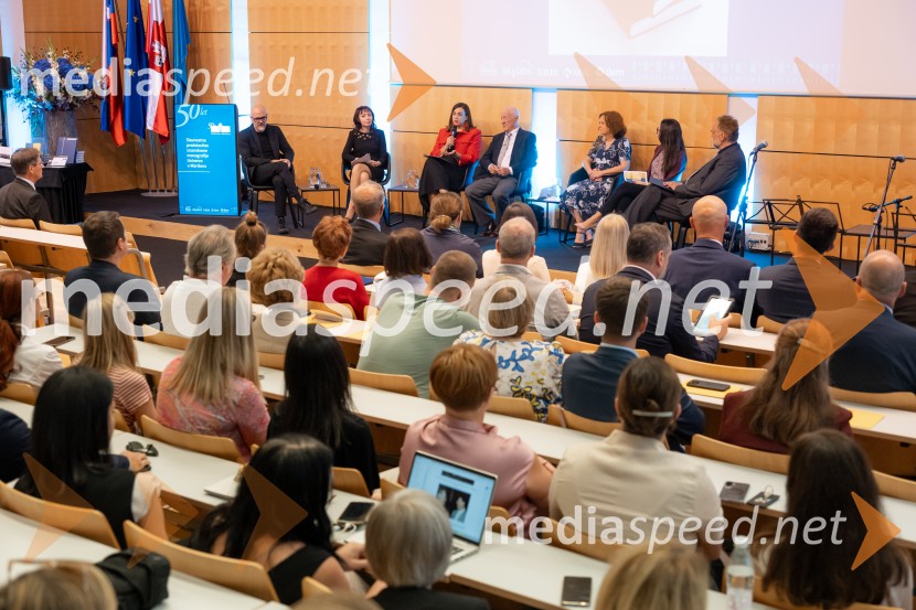 Univerza v Mariboru ob 50-letnici predstavila znanstveno monografijo in poštno znamko