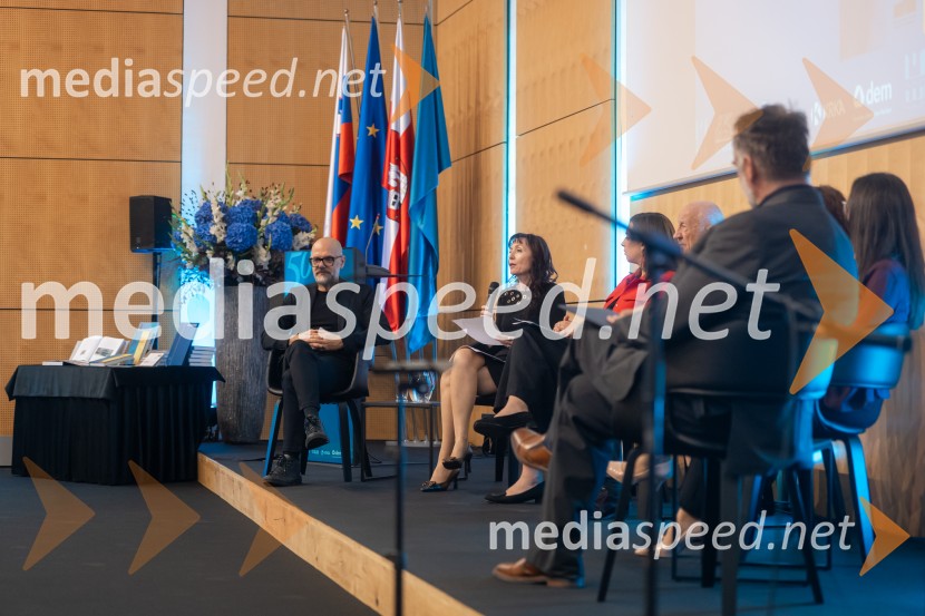 Univerza v Mariboru ob 50-letnici predstavila znanstveno monografijo in poštno znamko