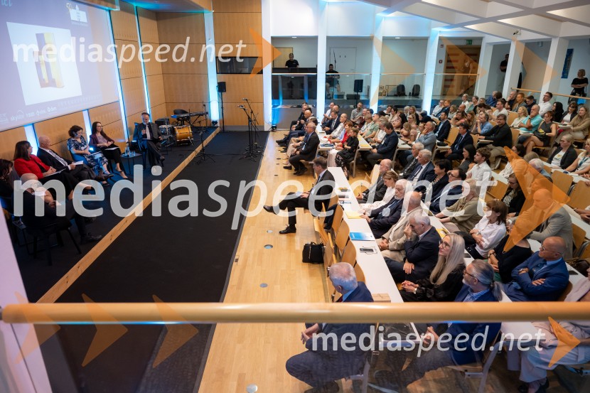 Univerza v Mariboru ob 50-letnici predstavila znanstveno monografijo in poštno znamko