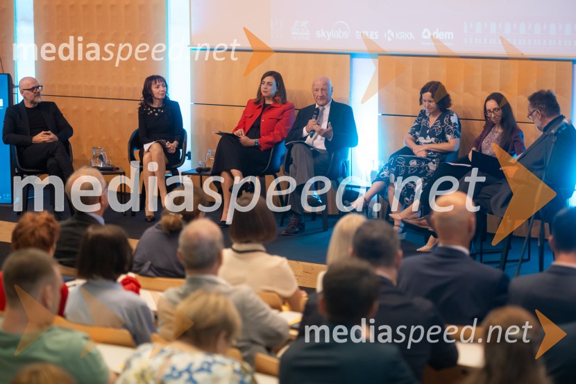 Univerza v Mariboru ob 50-letnici predstavila znanstveno monografijo in poštno znamko