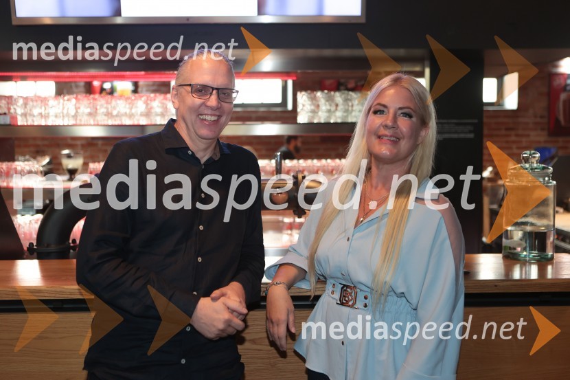  Marko  Naberšnik, režiser in scenarist;  Hana Souček Martinc, medijska menadžerka, Kreativna bazaFilmska priredba romana Belo se pere na devetdeset predstavljena na novinarski konferenci