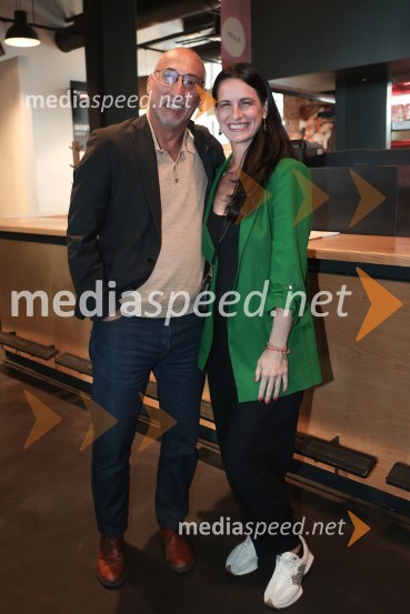  Aleš Vesel, vodja trženja, Beletrina;  Inesa Grobler, vodja marketinga, BeletrinaFilmska priredba romana Belo se pere na devetdeset predstavljena na novinarski konferenci