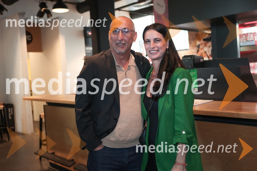  Aleš Vesel, vodja trženja, Beletrina;  Inesa Grobler, vodja marketinga, BeletrinaFilmska priredba romana Belo se pere na devetdeset predstavljena na novinarski konferenci