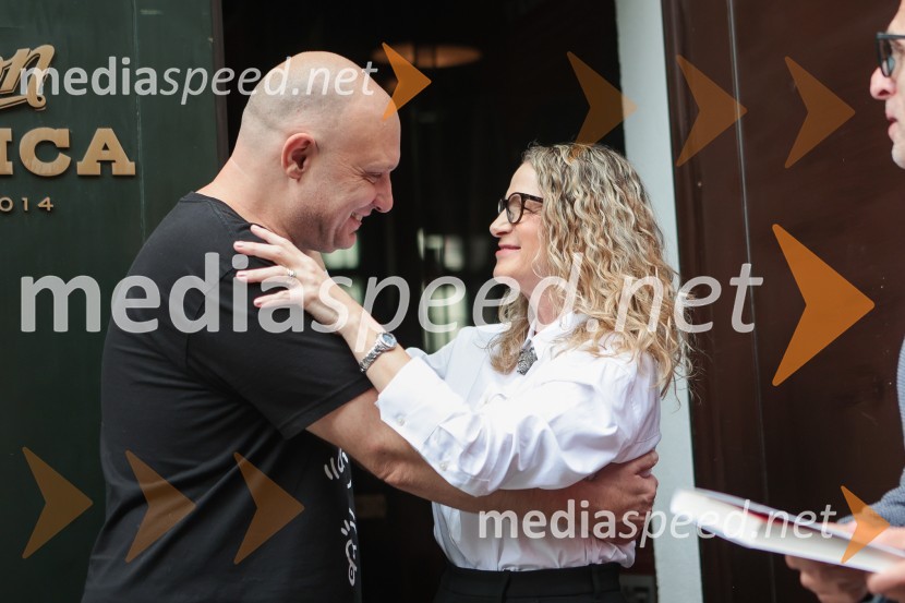  Mitja Čander, direktor, Beletrina;  Bronja Žakelj, pisateljicaFilmska priredba romana Belo se pere na devetdeset predstavljena na novinarski konferenci