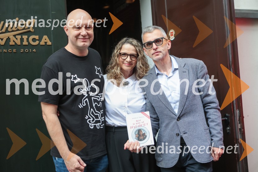  Mitja Čander, direktor, Beletrina;  Bronja Žakelj, pisateljica;  Aleš  Pavlin , Perfo productionFilmska priredba romana Belo se pere na devetdeset predstavljena na novinarski konferenci