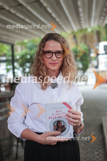  Bronja Žakelj, pisateljicaFilmska priredba romana Belo se pere na devetdeset predstavljena na novinarski konferenci