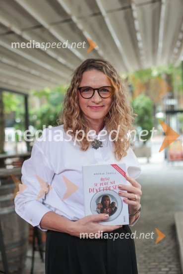  Bronja Žakelj, pisateljicaFilmska priredba romana Belo se pere na devetdeset predstavljena na novinarski konferenci