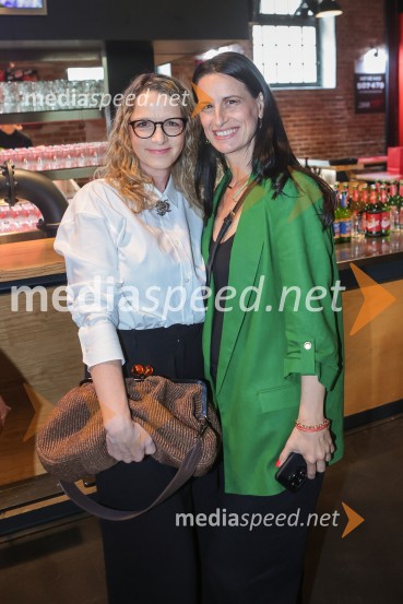  Bronja Žakelj, pisateljica;  Inesa Grobler, vodja marketinga, BeletrinaFilmska priredba romana Belo se pere na devetdeset predstavljena na novinarski konferenci