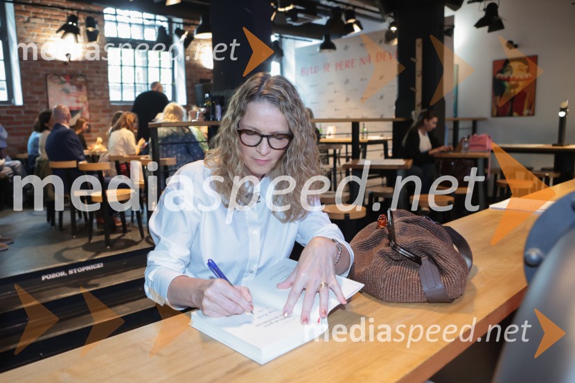  Bronja Žakelj, pisateljicaFilmska priredba romana Belo se pere na devetdeset predstavljena na novinarski konferenci