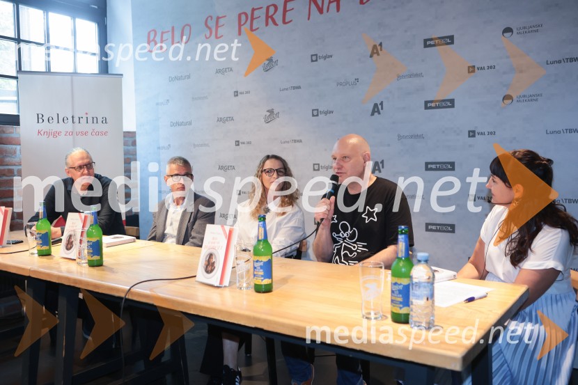  Marko  Naberšnik, režiser in scenarist;  Aleš  Pavlin , Perfo production;  Bronja Žakelj, pisateljica;  Mitja Čander, direktor, Beletrina;  Uršula Menih Dokl, direktorica, Kreativna bazaFilmska priredba romana Belo se pere na devetdeset predstavljena na novinarski konferenci