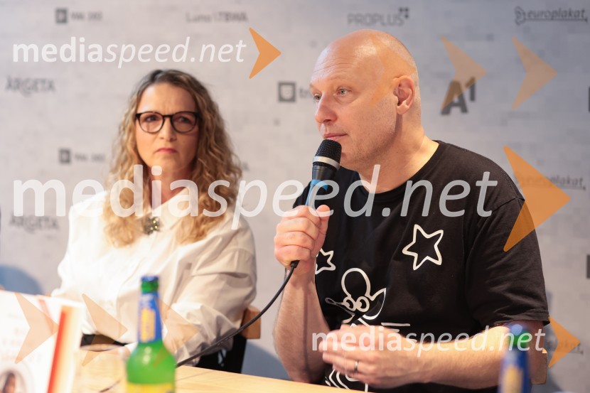  Mitja Čander, direktor, Beletrina;  Bronja Žakelj, pisateljicaFilmska priredba romana Belo se pere na devetdeset predstavljena na novinarski konferenci