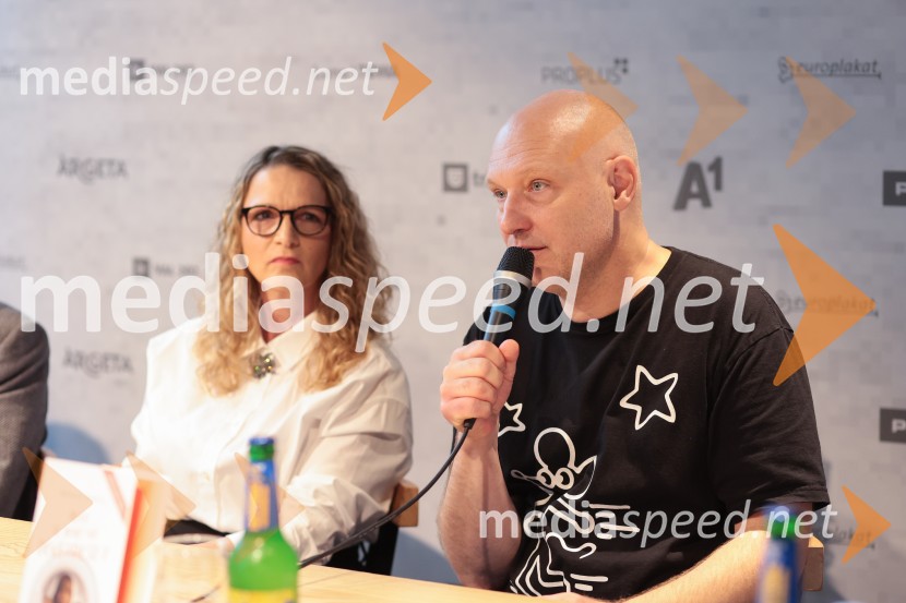  Bronja Žakelj, pisateljica;  Mitja Čander, direktor, BeletrinaFilmska priredba romana Belo se pere na devetdeset predstavljena na novinarski konferenci
