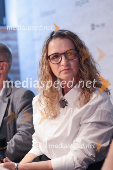  Bronja Žakelj, pisateljicaFilmska priredba romana Belo se pere na devetdeset predstavljena na novinarski konferenci