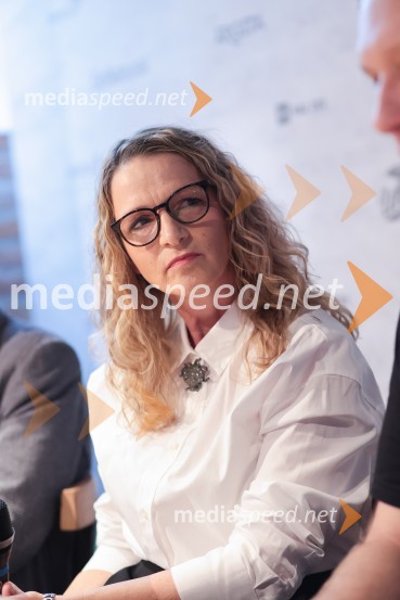  Bronja Žakelj, pisateljicaFilmska priredba romana Belo se pere na devetdeset predstavljena na novinarski konferenci