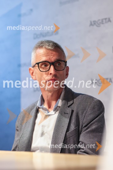  Aleš  Pavlin , Perfo productionFilmska priredba romana Belo se pere na devetdeset predstavljena na novinarski konferenci