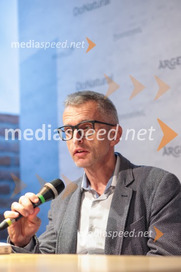  Aleš  Pavlin , Perfo productionFilmska priredba romana Belo se pere na devetdeset predstavljena na novinarski konferenci