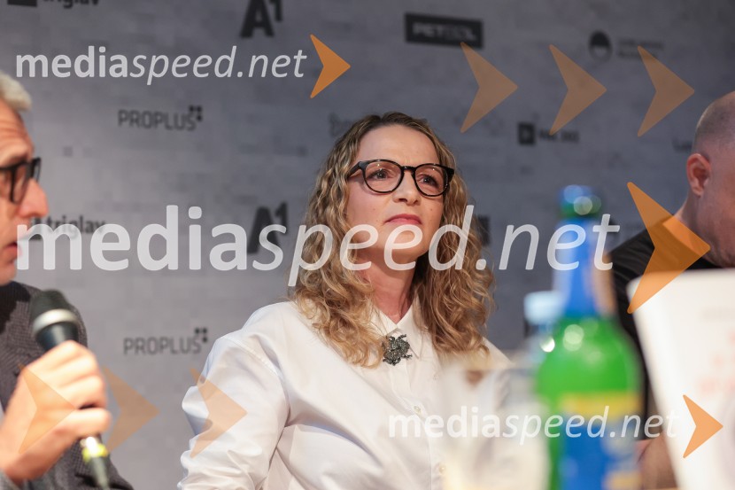  Bronja Žakelj, pisateljicaFilmska priredba romana Belo se pere na devetdeset predstavljena na novinarski konferenci